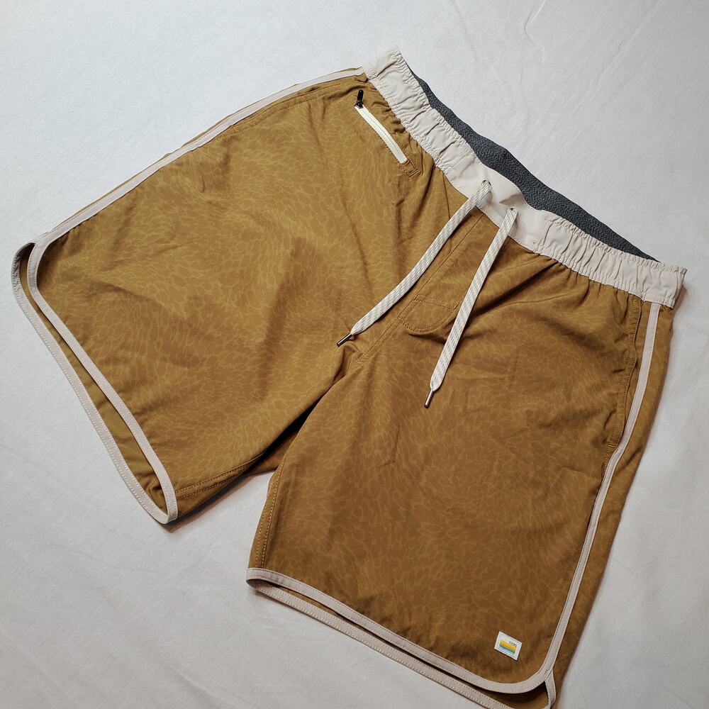 Vuori Men's Size L Banks Shorts 7" Stretch Scallop Leg Opening Gold V330